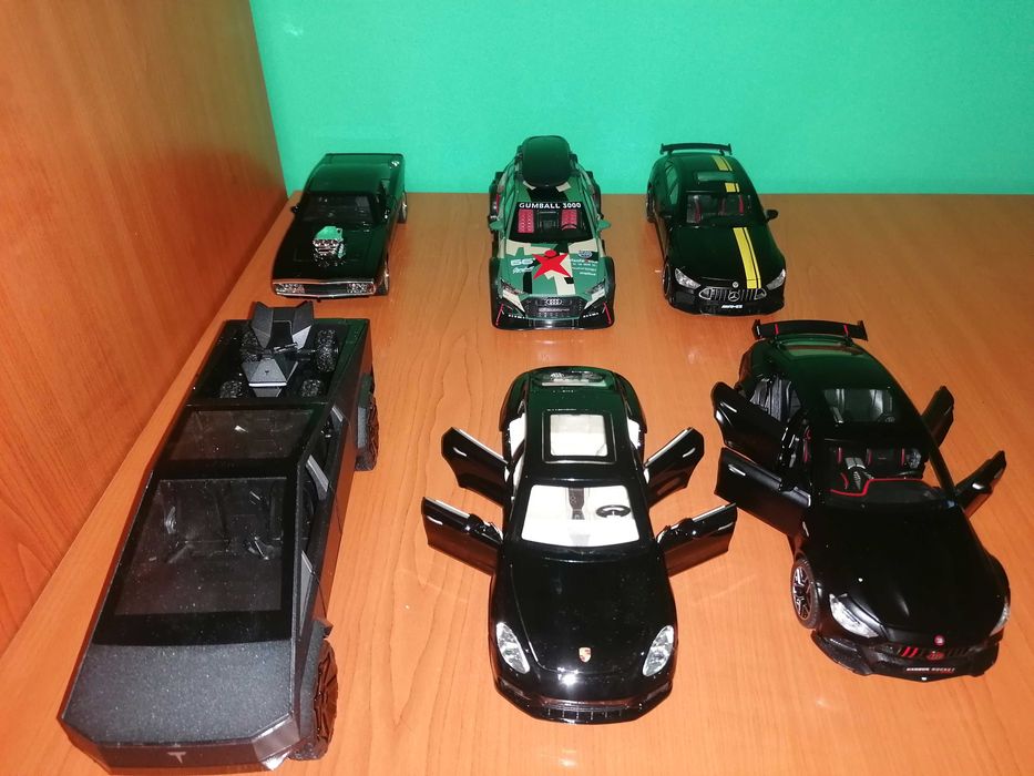 Метални колички с отварящи се врати, работещи фарове и звук от двигате