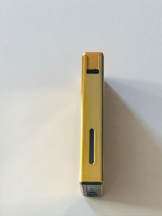 Златиста запалка  против вятър