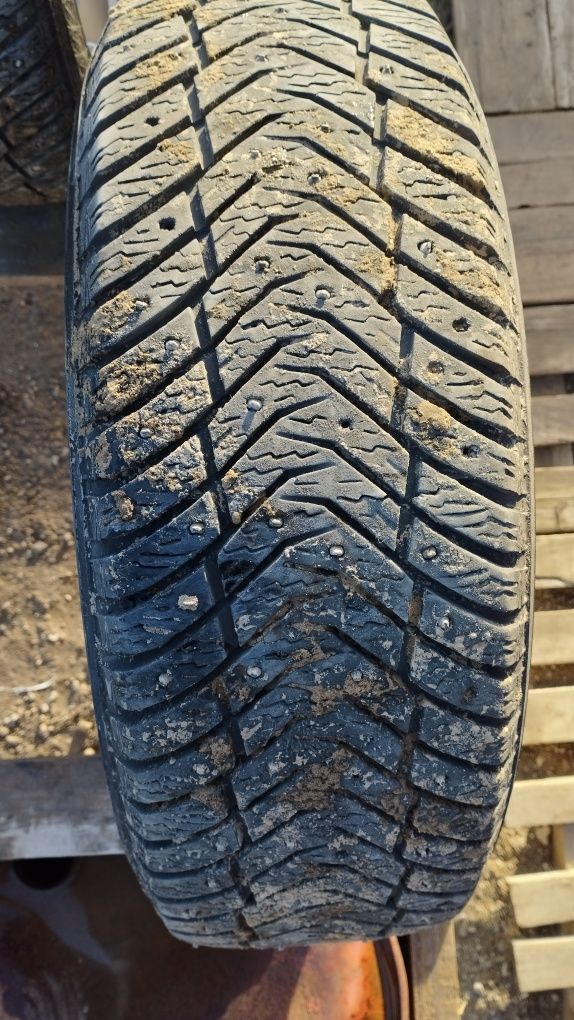 Продается новые зимние шины 215/60 R16