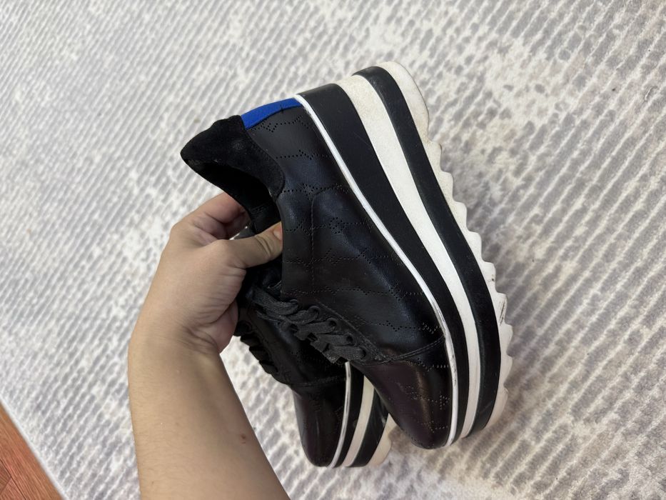 Аяқ киім сатылады