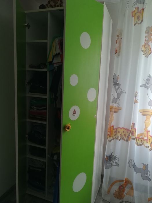 Birou și dulap verde cu alb