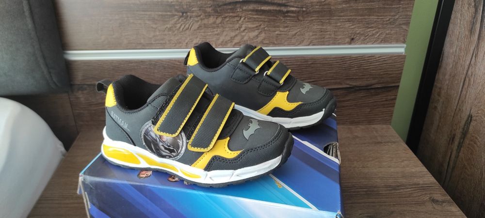 Adidasi Batman noi marimea 28