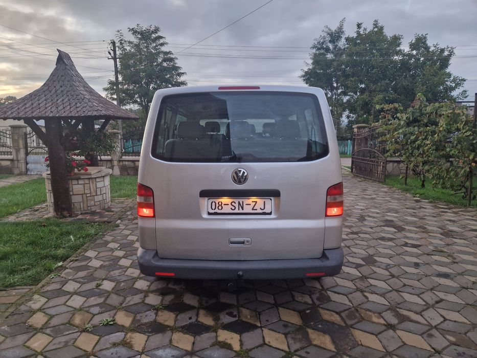 Volkswagen Transporter 9 locuri