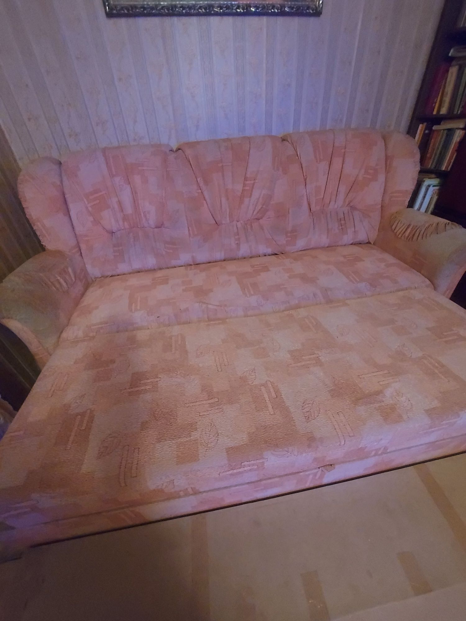Продам диван и 2 кресла б/у в хорошем состоянии, находится на Алиханов