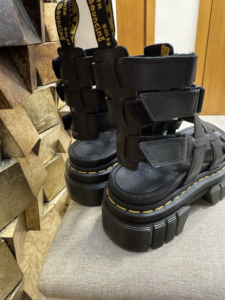 Сандали DR. MARTENS (нови) Закупени от Италия,р-р38,но отг 37