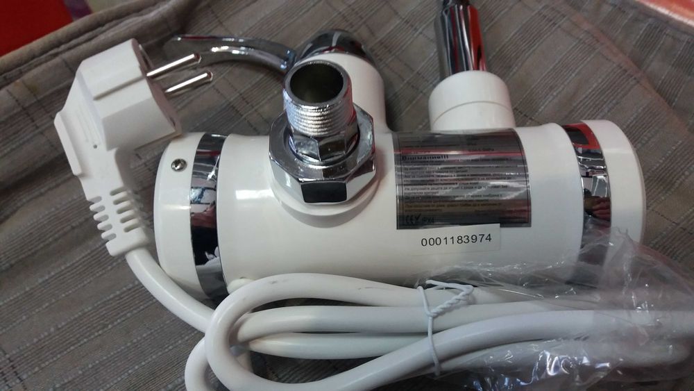 Водонагряваща смесителна батерия (водонагревател ) с дисплей и гъвкав