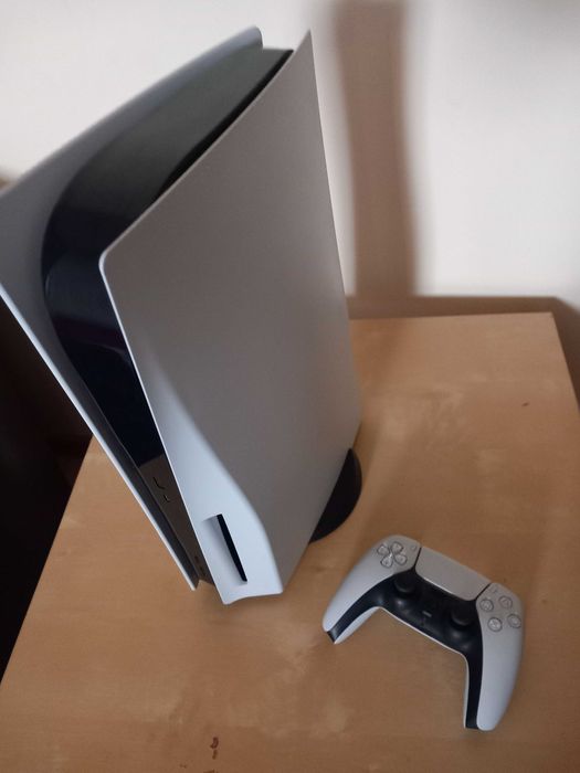 Vand PS 5 cu 4 jocuri