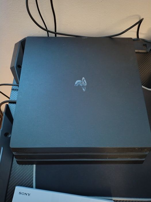 vând ps4 pro 1T cu doua console ( 1 editie limitata fc)+jocuri