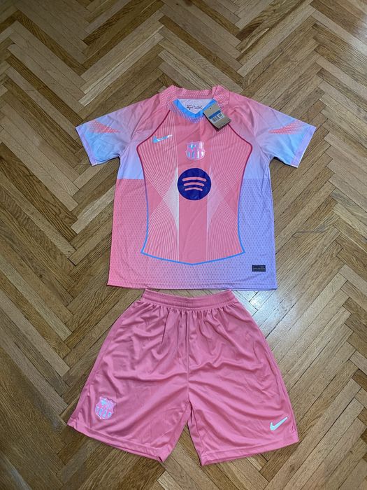 Compleu FC Barcelona Roz 2026 – nou, mărime M