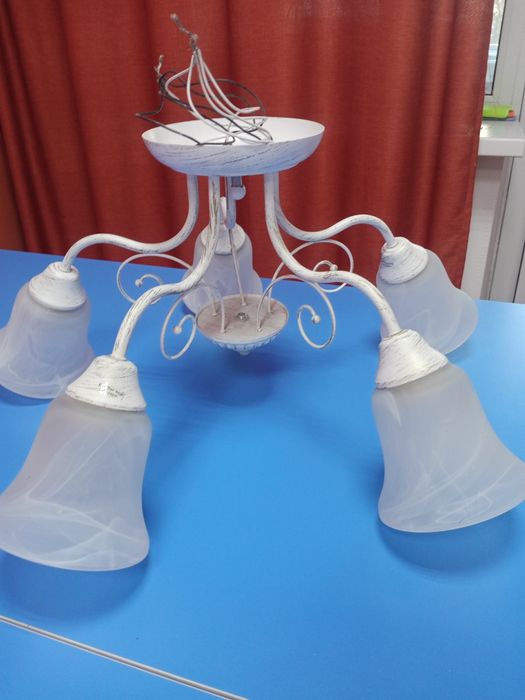 Продам Люстры Белые