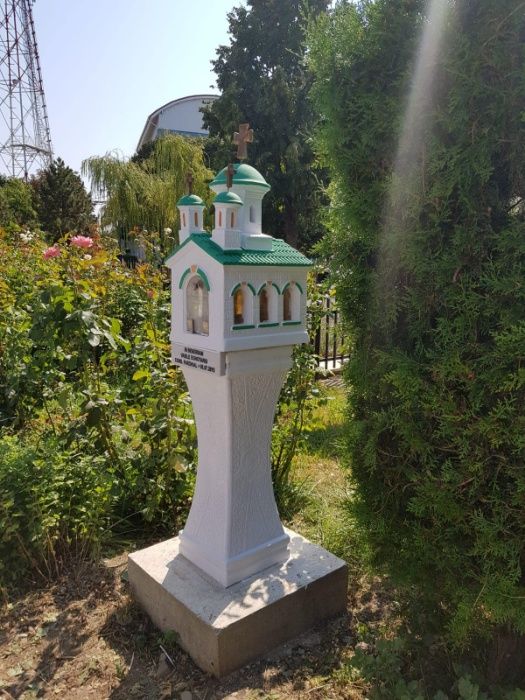 bisericute ,statuete cruci felinare candele funerare gradina , cimitir