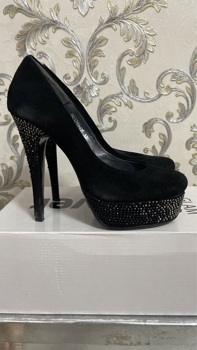 Туфли натуральная замша со стразами на высоком каблуке