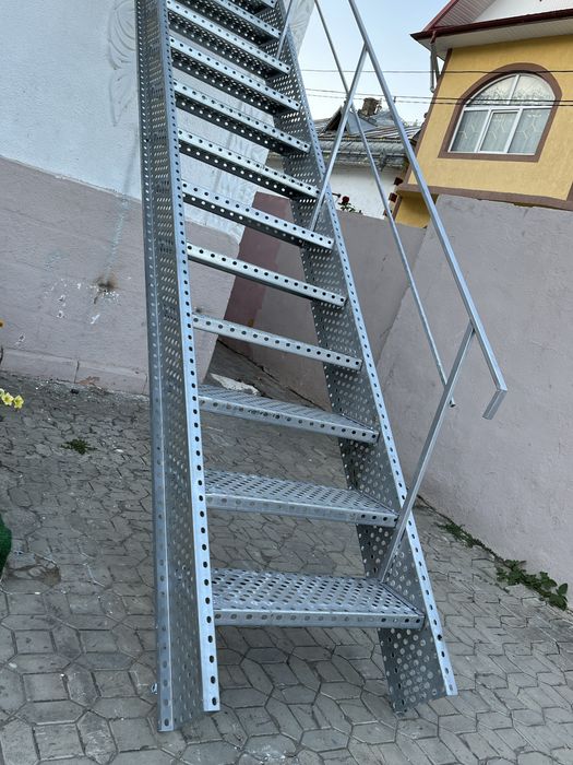 Scări metalice zincate