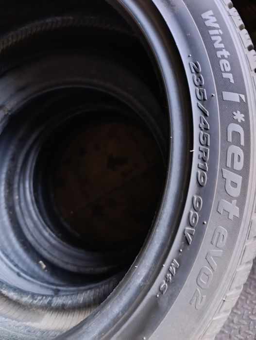 O anvelopă de iarnă 235 45 19 Hankook