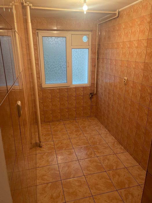 Vand apartament 2 camere semidecomandat -Piata Resita