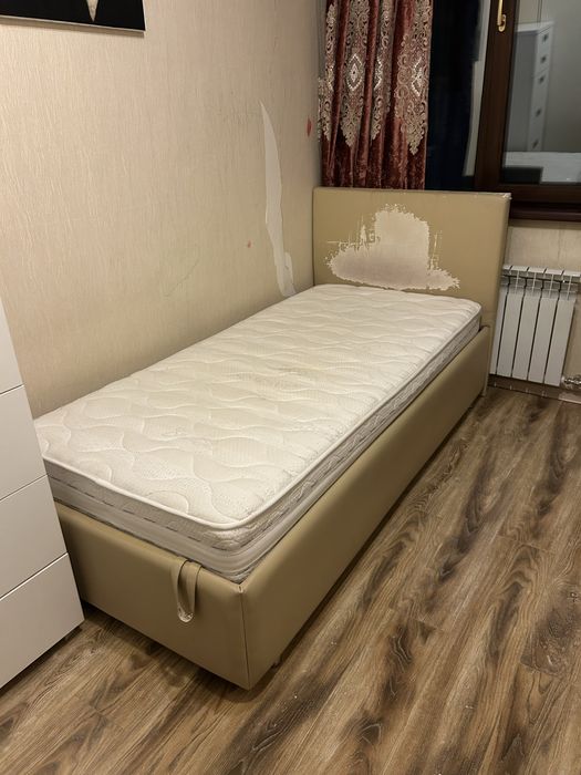 Кровать с матрасом, с подъемным механизмом