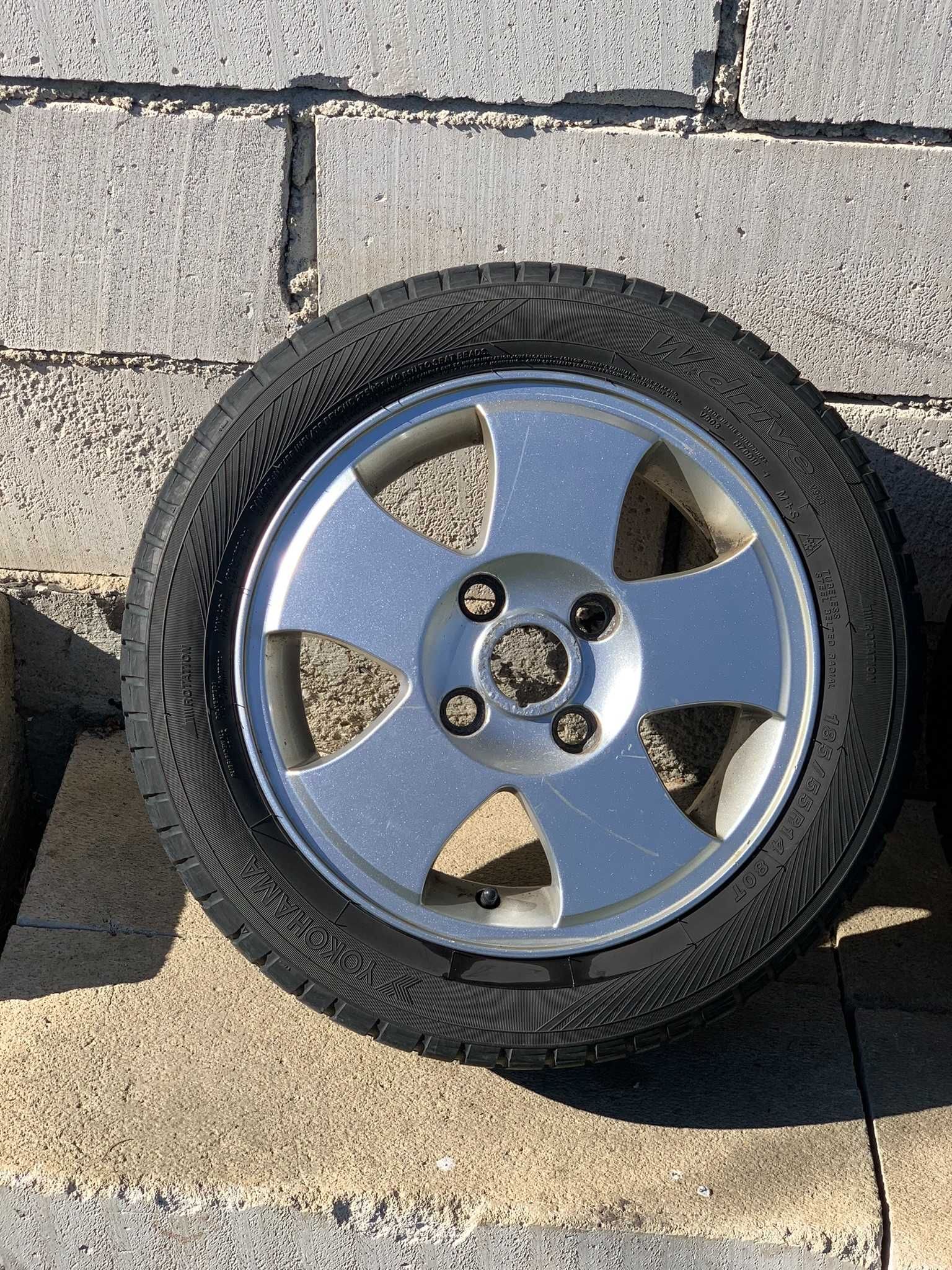 Vand jante aliaj Ford Fiesta R14 4x108 cu cauciucuri de iarna Yokohama