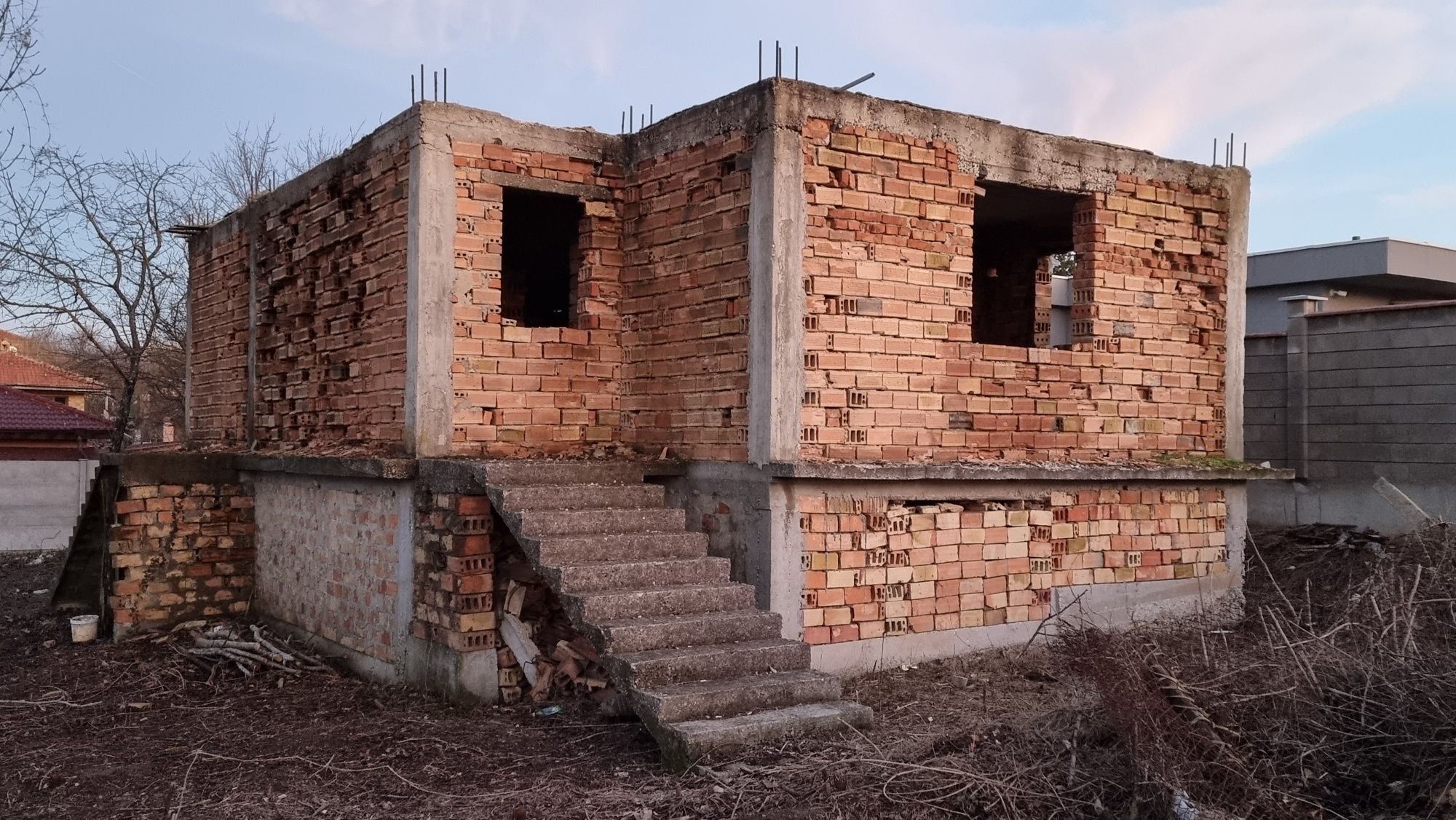 Продавам парцел с постройка в с.Яребична