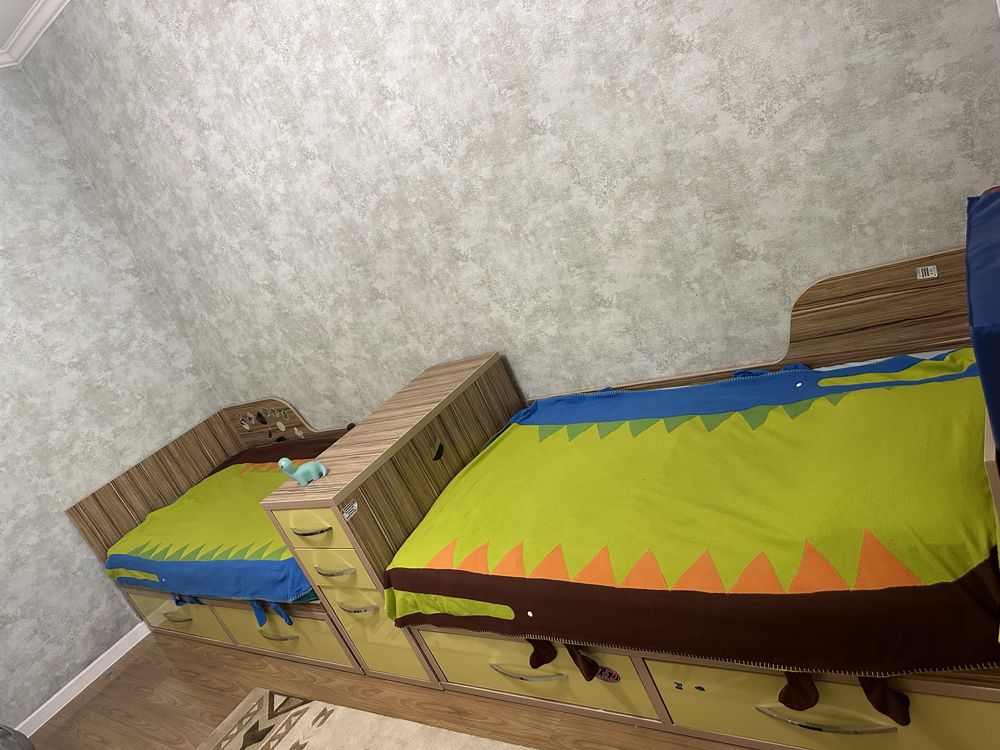 Кровать детская 2 штуки + комод