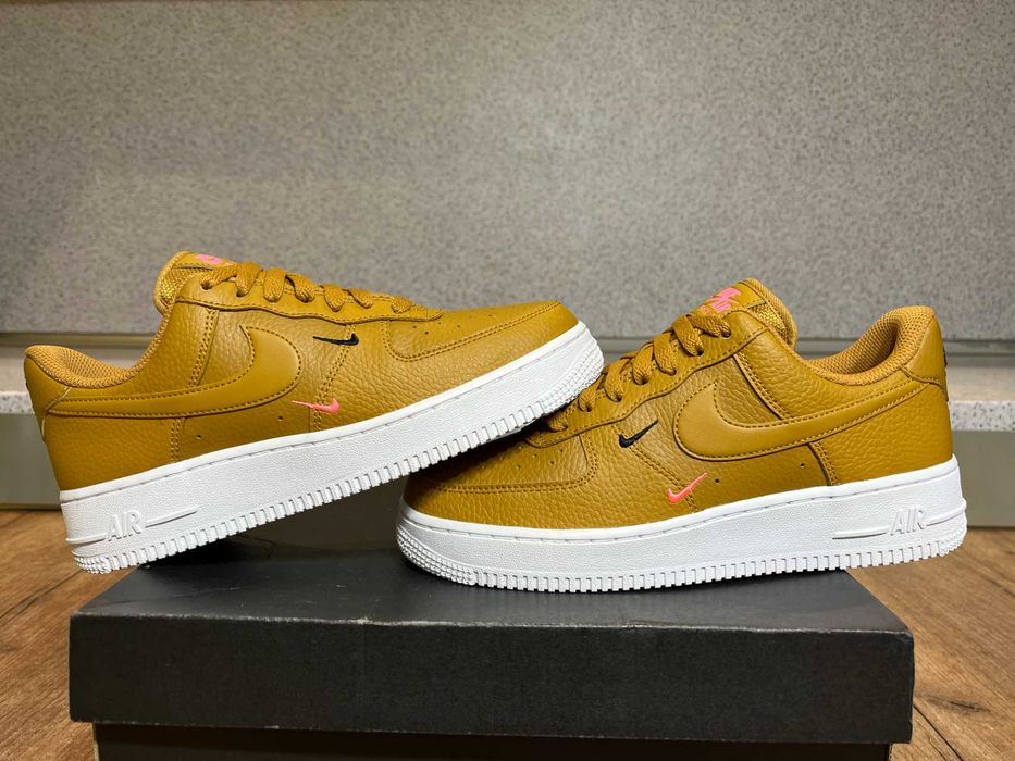 ОРИГИНАЛНИ *** Nike Air Force 1 '07 Leather / EssentiaL Mini Swoosh