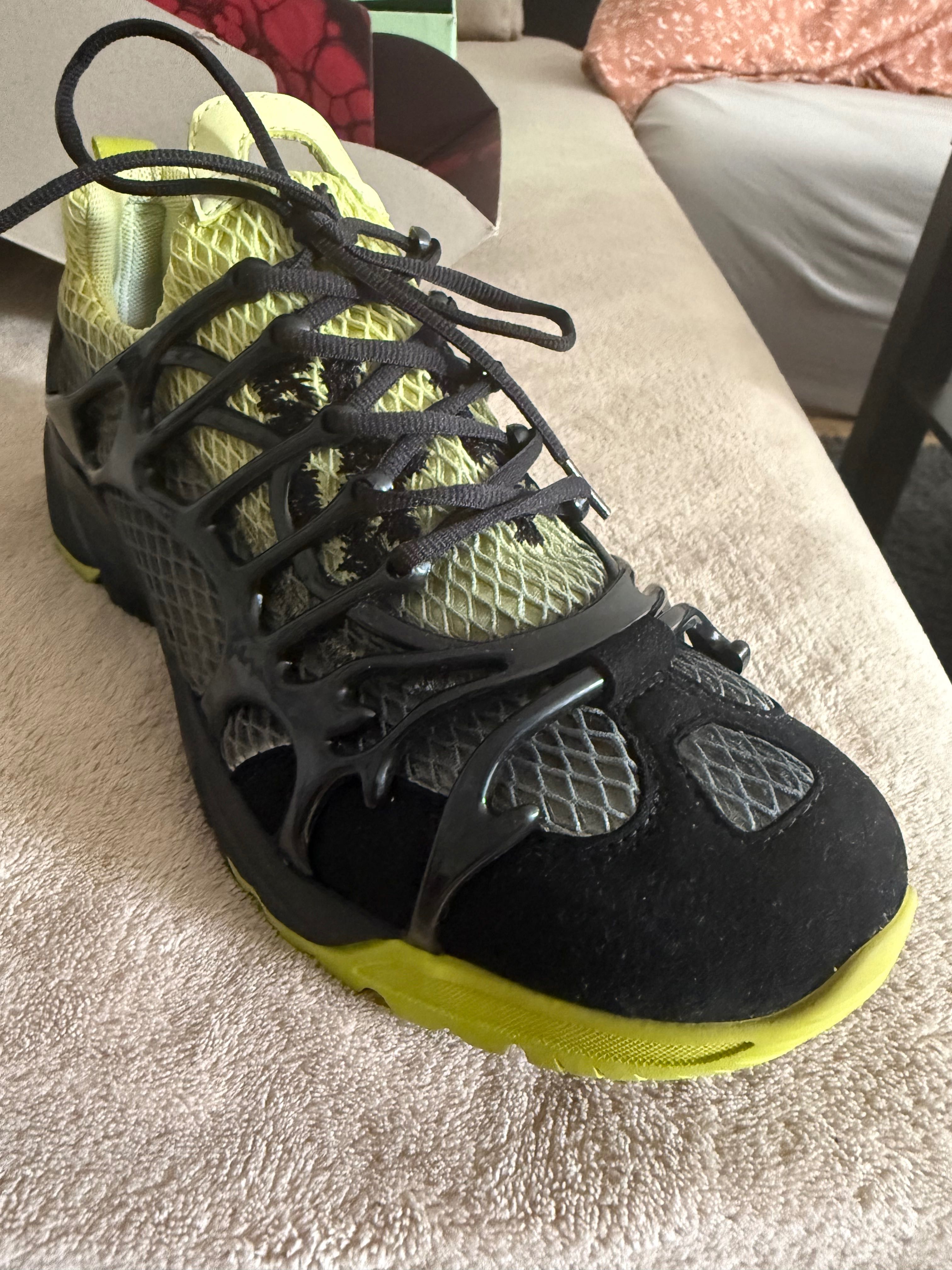 44 lable sneaker 45
