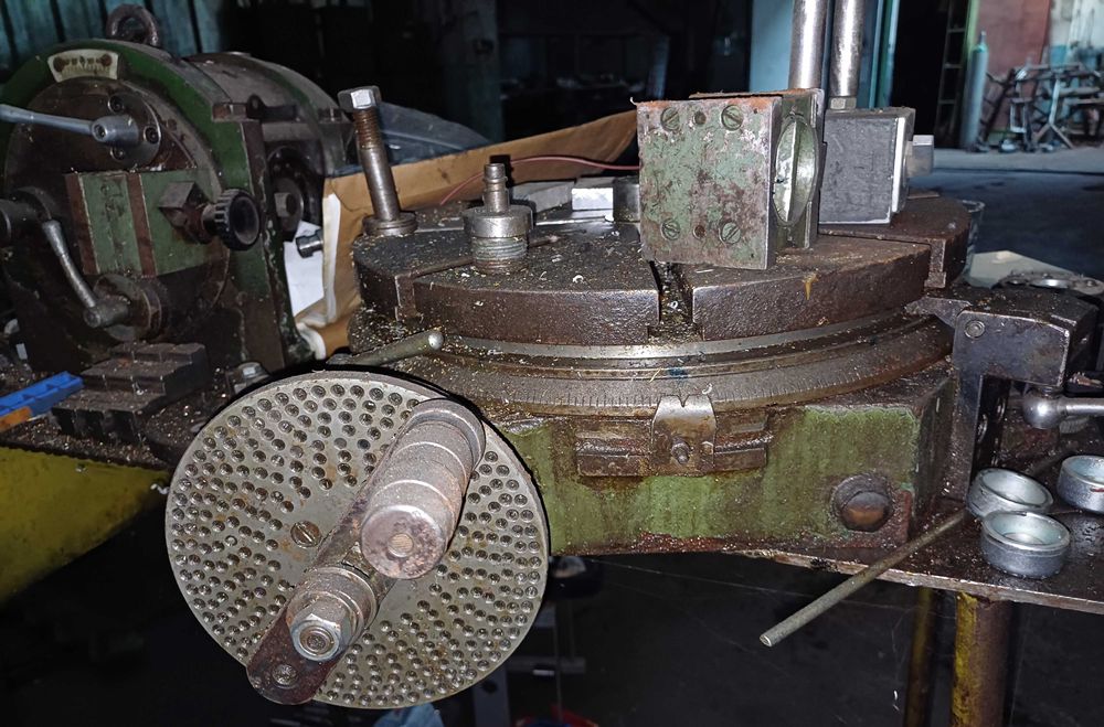 Freza cu scule, afișaj digital, masa rot., divizor, cap de mortezat