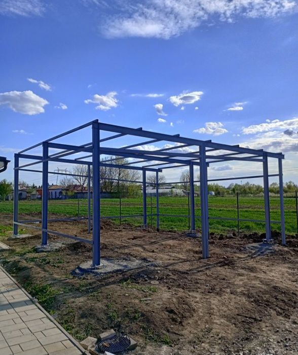vând structură metalică 10 m lățime 25 lungimea 4 m la ștrasină din pr