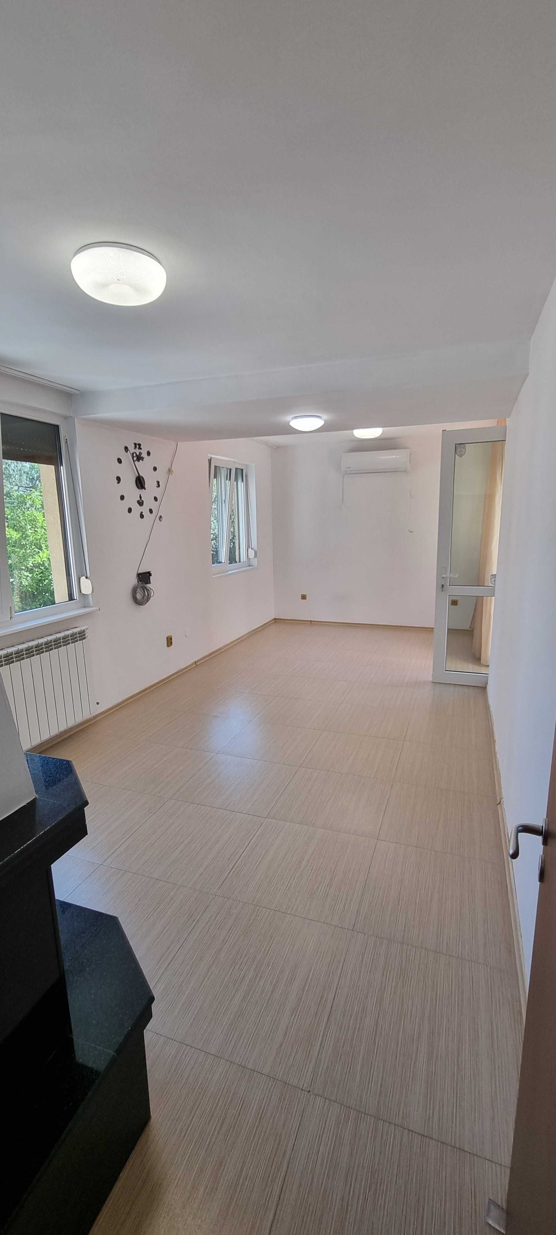 Продава се първи етаж от триетажна къща в кв.Горна баня