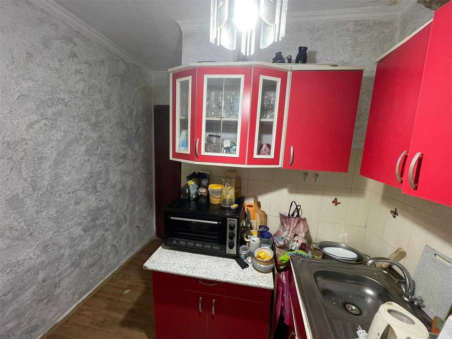 Продам 2 комн на 16мкр  средний этаж