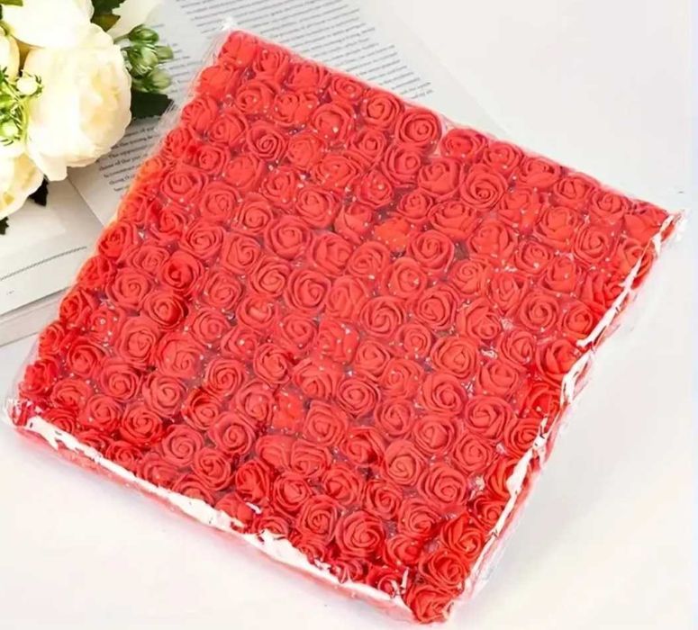 Рози от пяна бели и червени