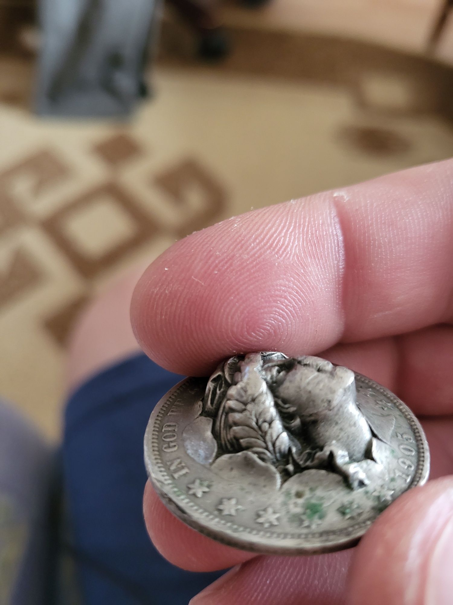 Moneda argint un dolar cu cap de regina în relief.
