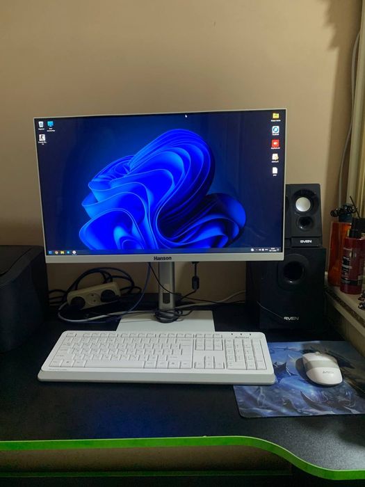 Компьютер, принтер и компьютерный  стол