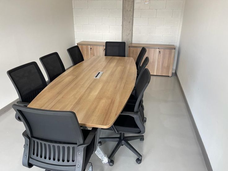 Офисная мебель руководительский стол шкафы стулья