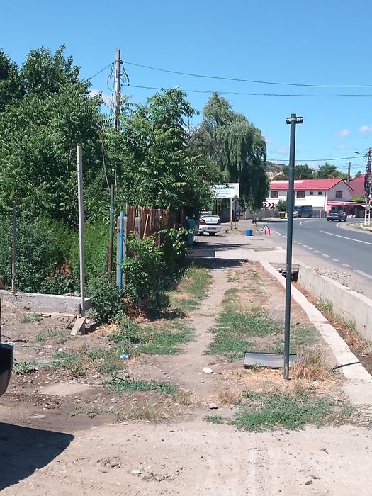 Închiriez spațiu la strada principala.