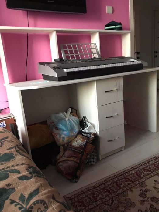 Стол для детей и полки на стенный