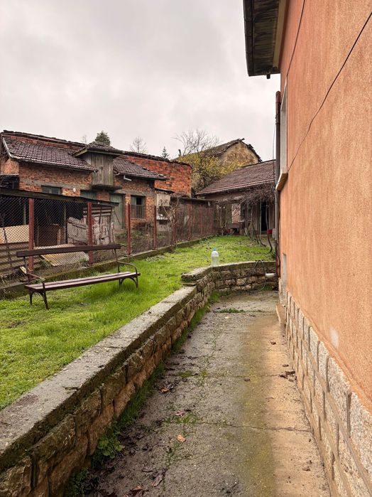 Двуетажна къща с гараж