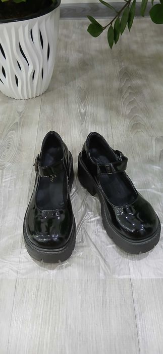 Школьные туфли на девочку в хорошем состоянии