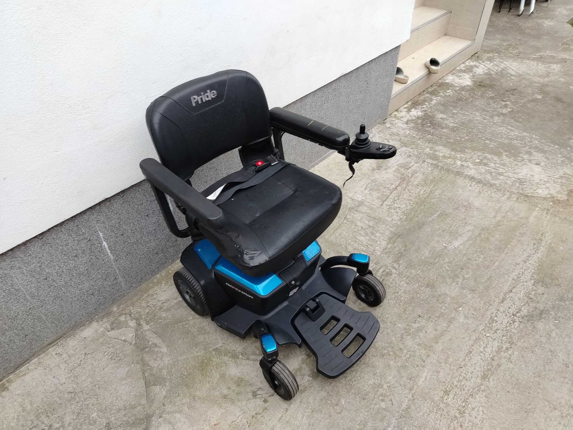 Cărucior scaun electric pentru persoane cu dizabilități