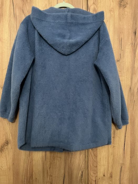 Син пухкав суичър