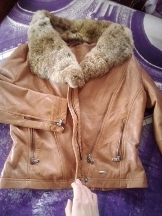 Geaca de dama din piele,blana ,o vând că nu-mi vine