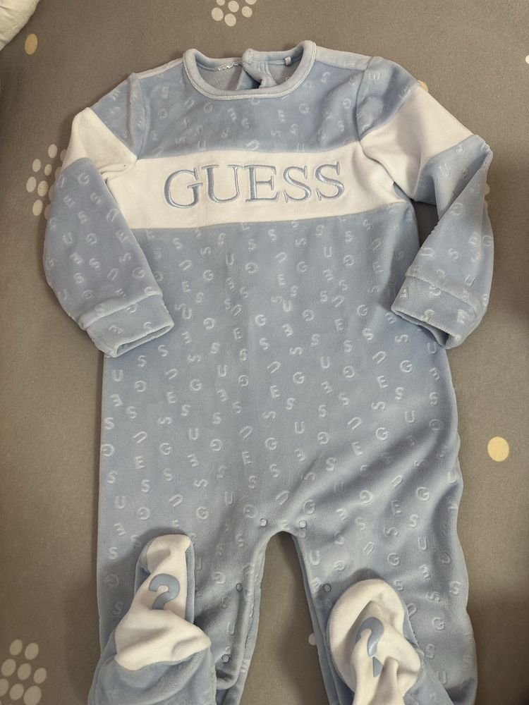 Ромпър за бебе Guess