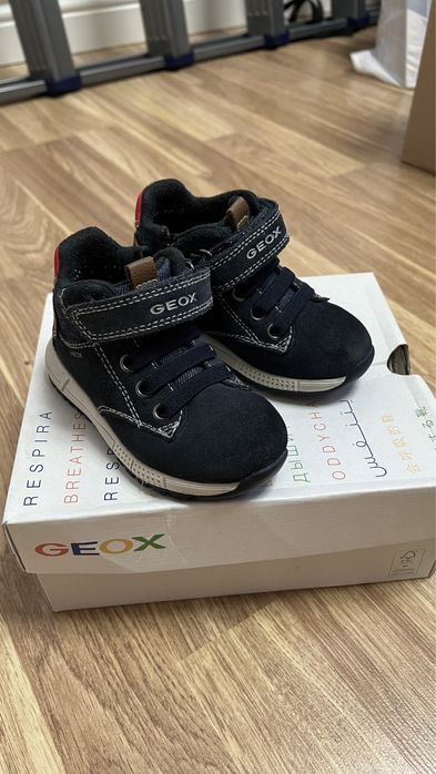 Продам детские демисезонные ботинки Geox