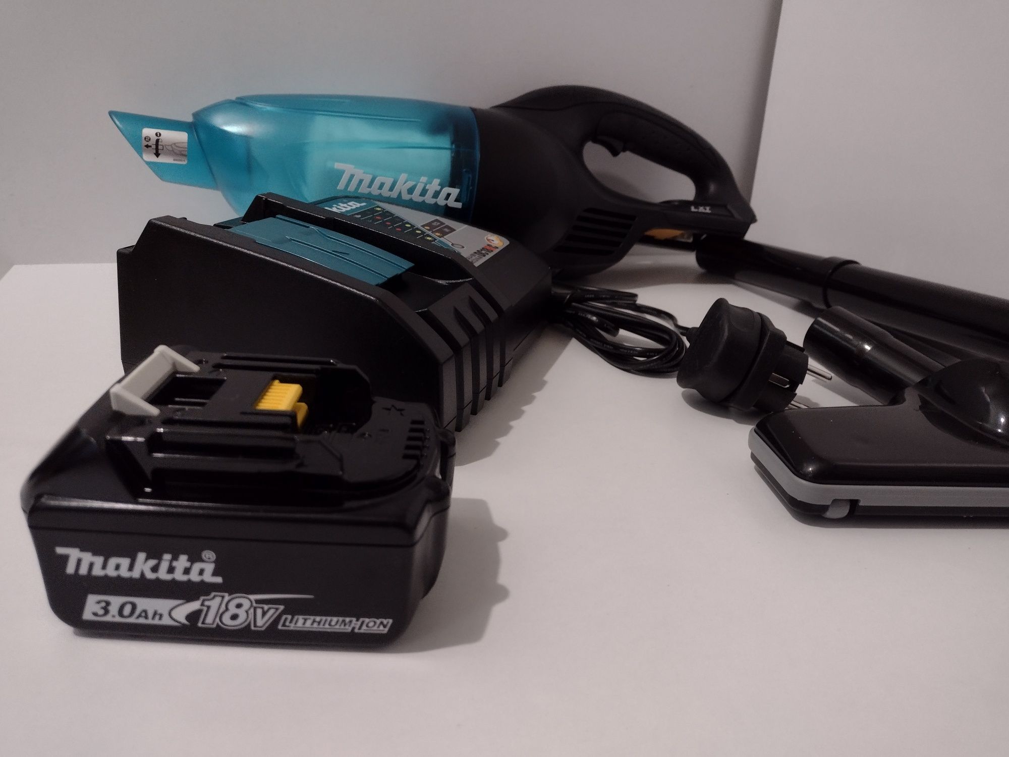 НОВА! Прахосмукачка Makita DCL180W 18V + BL1830 3.0AH БАТЕРИЯ+зарядно