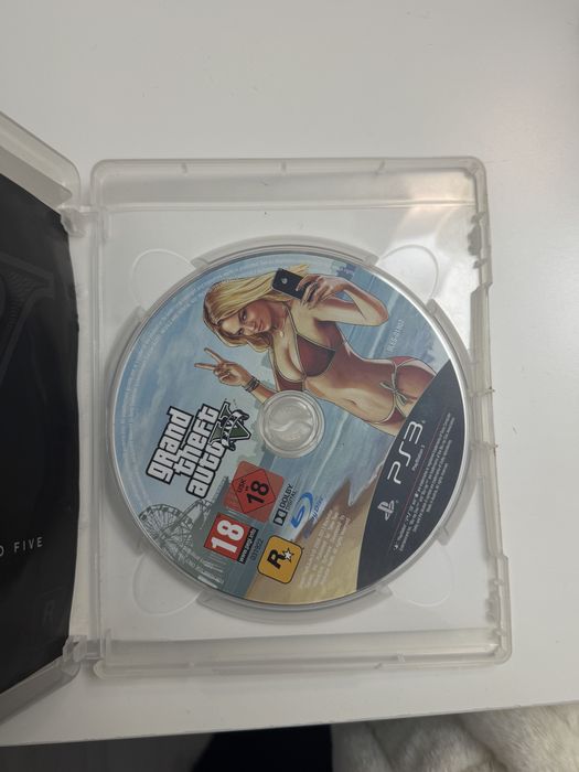 PS3 Slim 500GB + 2 manete + GTA V - stare excelenta