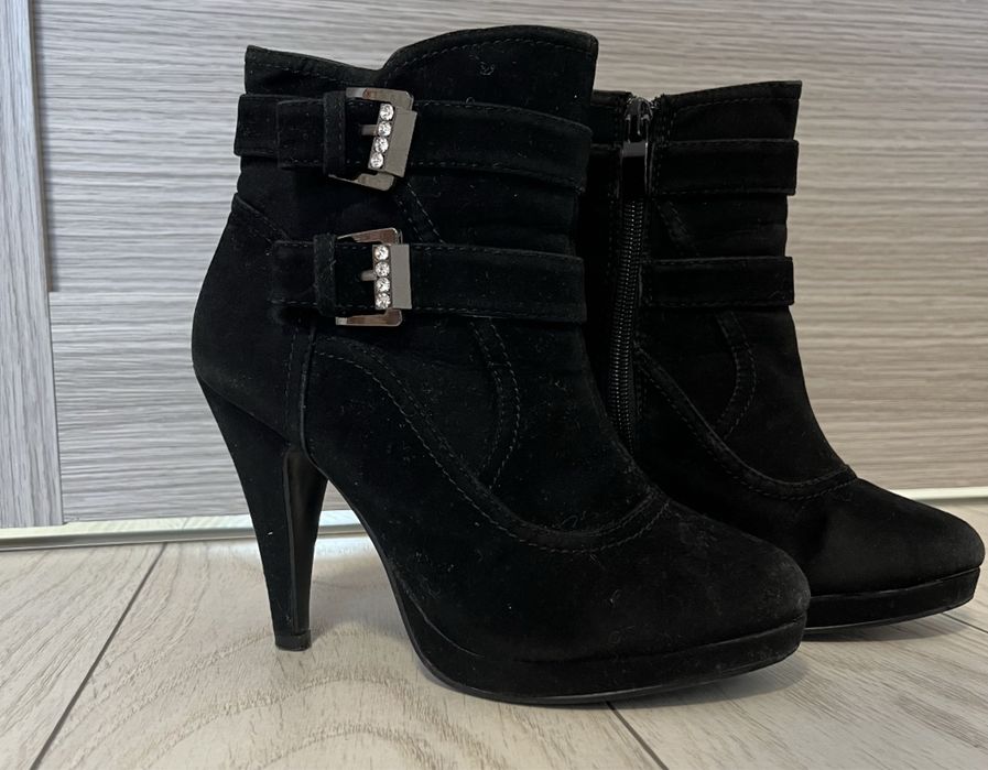 Botine cu model catarame metalice și strasuri