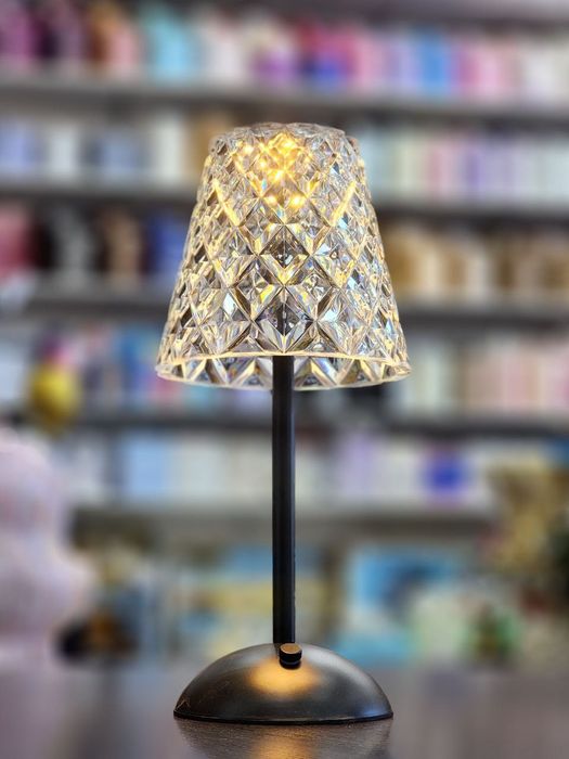 Настольная лампа с стеклянным абажуром и основой в золотом цвете