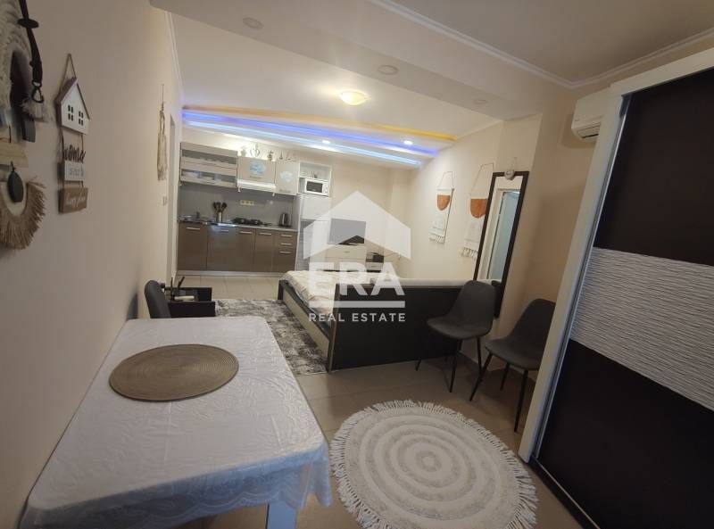 Едностаен обзаведен апартамент под наем, със собствен двор и паркомяст