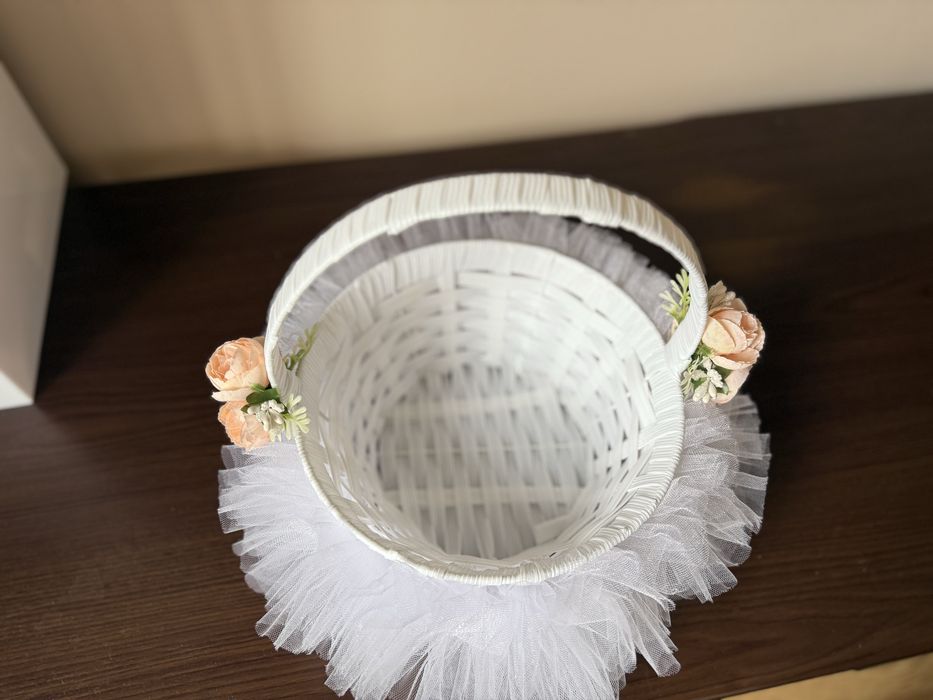 Бяла Кошница с тюл, Божури и Рози – За Шаферки/Подаръци