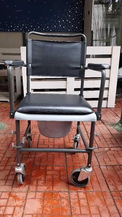 Vând carucior  cu WC