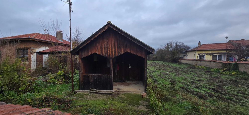 Двор със сглобяема къща